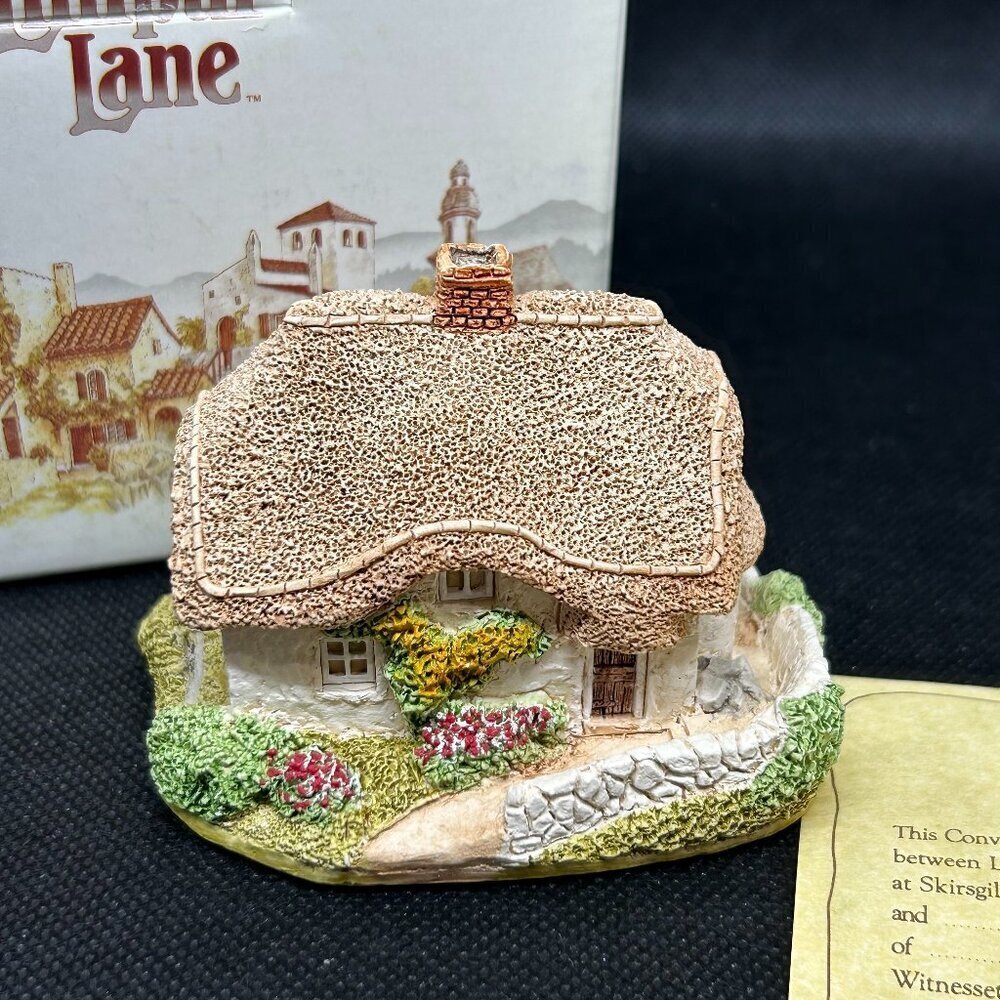 Lilliput Lane “Clover Cottage” collectible cottage